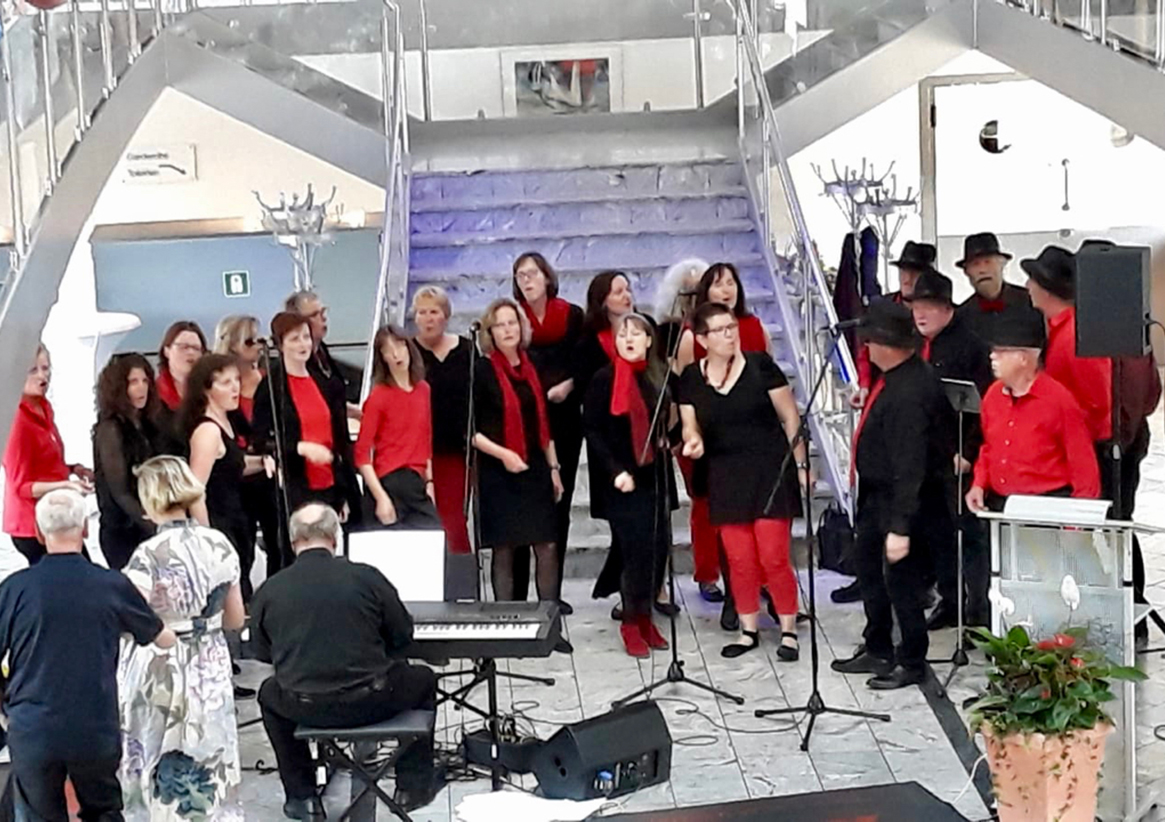 Chorios singt auf dem Chorschiff in Bingen