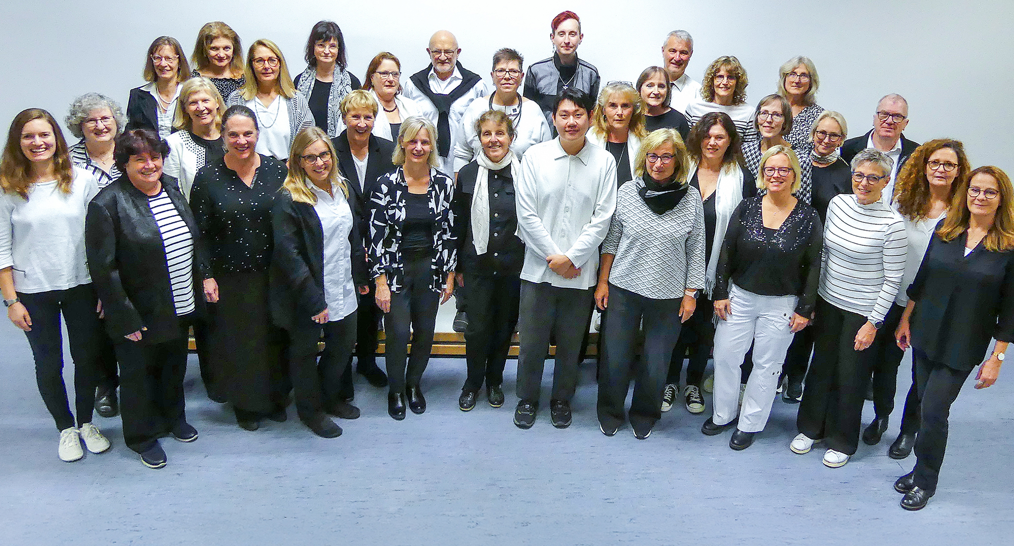 Alle choriossängerinnen und sänger auf einer bühne